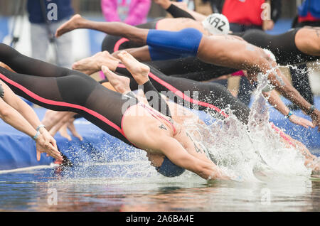 Wuhan, China. 25 Okt, 2019. Athleten konkurrieren während der Männer 5 km von Open Water an der 7 CISM Military World Games in Wuhan, der Hauptstadt von China, Okt. 25, 2019. Credit: Xiao Yijiu/Xinhua/Alamy leben Nachrichten Stockfoto