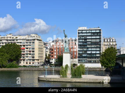 Seine und die Freiheitsstatue Replik (am 4. Juli errichtet, 1889) auf der Ile aux Cygnes. Paris, Frankreich. Stockfoto
