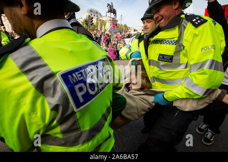 London, 10. Oktober 2019, vom Aussterben Rebellion Demonstration und Besetzung des Trafalgar Square. Polizei in der Menschenmenge in der Straße, Verhaftungen vorzunehmen. Stockfoto