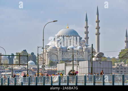 ISTANBUL TÜRKEI FISCHER UND Fußgänger auf der Galata Brücke mit der SÜLEYMANIYE MOSCHEE IM HINTERGRUND Stockfoto