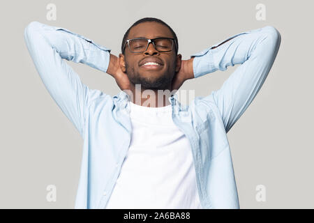 Kopf geschossen African American man entspannende mit den Händen hinter dem Kopf Stockfoto