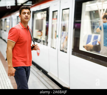 Mann steht auf der Plattform und Betrieb in Zug Stockfoto