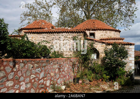 Historische Badewanne im Dorf Gürle wurde während der Zeit der Orhan Bey gebaut. Stockfoto