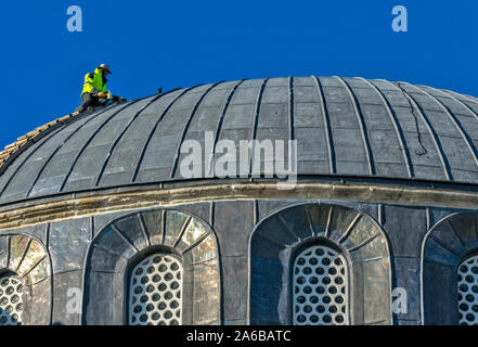 ISTANBUL TÜRKEI Sultan Ahmed oder blaue Moschee außen Mann bei der Arbeit auf der Kuppel der Moschee Stockfoto