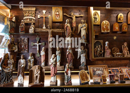 LOURDES - Juni 15, 2019: Religiöse Symbole von einem Geschäft in der Stadt Lourdes, Frankreich Stockfoto