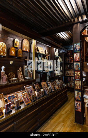 LOURDES - Juni 15, 2019: Religiöse Symbole von einem Geschäft in der Stadt Lourdes, Frankreich Stockfoto