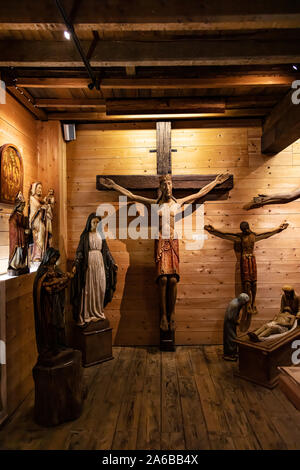 LOURDES - Juni 15, 2019: Religiöse Symbole von einem Geschäft in der Stadt Lourdes, Frankreich Stockfoto