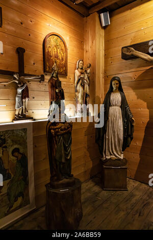 LOURDES - Juni 15, 2019: Religiöse Symbole von einem Geschäft in der Stadt Lourdes, Frankreich Stockfoto