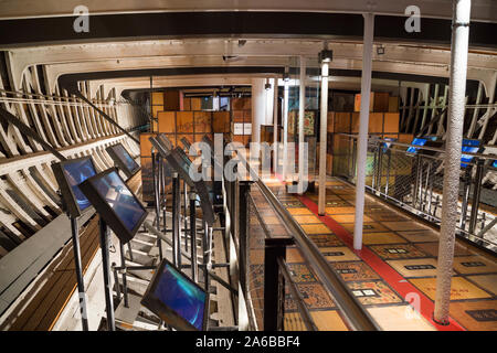 Bügeleisen rahmen Innen/Innen der unteren Halten (am Boden) Der Segelschiff Cutty Sark. Greenwich, London UK. Touristen und Besucher können sich in der Halle und visuelle Anzeigen. (105) Stockfoto