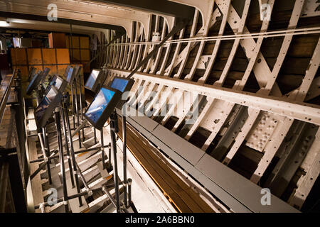 Bügeleisen rahmen Innen/Innen der unteren Halten (am Boden) Der Segelschiff Cutty Sark. Greenwich, London UK. Touristen und Besucher können sich in der Halle und visuelle Anzeigen. (105) Stockfoto