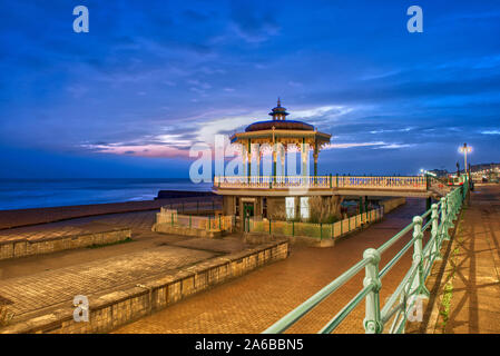 Der Musikpavillon während des Sonnenuntergangs auf der Küste von Brighton, East Sussex, Großbritannien, England, UK, Gb. Stockfoto