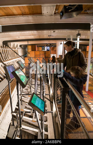 Bügeleisen rahmen Innen/Innen der unteren Halten (am Boden) Der Segelschiff Cutty Sark. Greenwich, London UK. Touristen und Besucher können sich in der Halle und visuelle Anzeigen. (105) Stockfoto