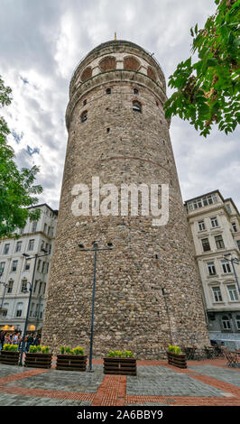 ISTANBUL TÜRKEI DER Galata Turm im Stadtteil Karakoy ANFANG SOMMER MORGEN Stockfoto