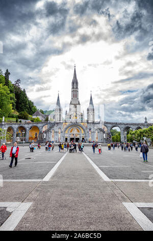 LOURDES - Juni 15, 2019: Wallfahrtsort Lourdes in Südfrankreich Stockfoto