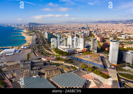 Luftbild der neuen Wohnanlage der Diagonal Mar i el Front Maritim del Poblenou an sonnigen Herbst Tag, Barcelona, Spanien Stockfoto