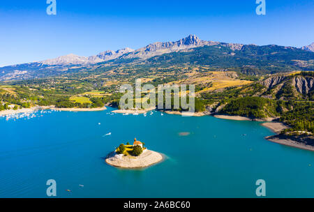 Malerischer Blick auf Stausee Lac de Serre-Poncon in Departements Hautes-Alpes, Alpes-de-Haute-Provence, Frankreich Stockfoto