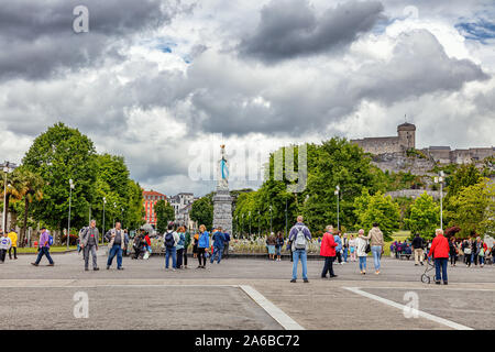 LOURDES - Juni 15, 2019: Wallfahrtsort Lourdes in Südfrankreich Stockfoto