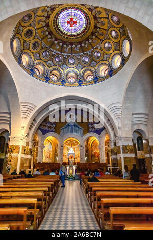 LOURDES, Frankreich - Juni 15, 2019: Kapelle im Inneren der Rosenkranz-basilika in Lourdes anzeigen Christian Wandmalereien Stockfoto