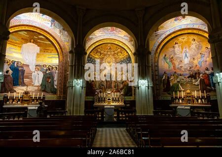 LOURDES, Frankreich - Juni 15, 2019: Kapelle im Inneren der Rosenkranz-basilika in Lourdes anzeigen Christian Wandmalereien Stockfoto