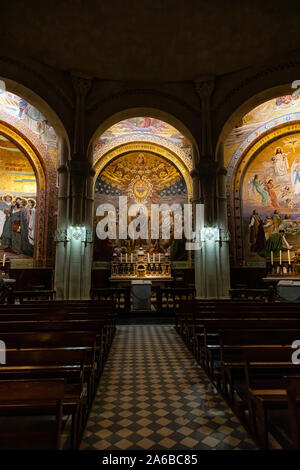 LOURDES, Frankreich - Juni 15, 2019: Kapelle im Inneren der Rosenkranz-basilika in Lourdes anzeigen Christian Wandmalereien Stockfoto