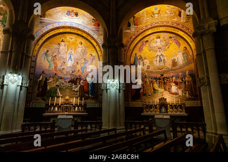 LOURDES, Frankreich - Juni 15, 2019: Kapelle im Inneren der Rosenkranz-basilika in Lourdes anzeigen Christian Wandmalereien Stockfoto