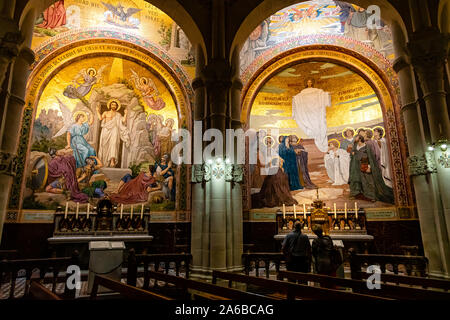 LOURDES, Frankreich - Juni 15, 2019: Kapelle im Inneren der Rosenkranz-basilika in Lourdes anzeigen Christian Wandmalereien Stockfoto