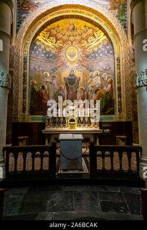 LOURDES, Frankreich - Juni 15, 2019: Kapelle im Inneren der Rosenkranz-basilika in Lourdes anzeigen Christian Wandmalereien Stockfoto