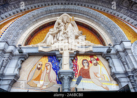 LOURDES, Frankreich - Juni 15, 2019: Schmuck der Kapelle der Rosenkranz-basilika in Lourdes Stockfoto