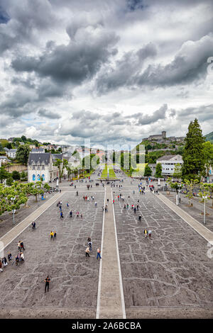 LOURDES - Juni 15, 2019: Wallfahrtsort Lourdes in Südfrankreich Stockfoto