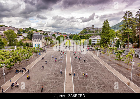 LOURDES - Juni 15, 2019: Wallfahrtsort Lourdes in Südfrankreich Stockfoto