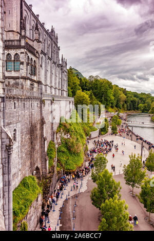 LOURDES - Juni 15, 2019: Wallfahrtsort Lourdes in Südfrankreich Stockfoto