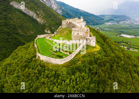 Malerische Luftaufnahme von großen befestigten Beseno Burg auf dem Hügel in Besenello, Italien Stockfoto