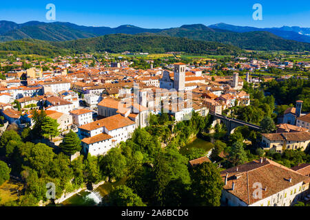 Blick von der Drohne von historischen Zentrum der italienischen Gemeinde Cividale del Friuli mit Kathedrale Santa Maria Assunta und alten Bogenbrücke über N Stockfoto