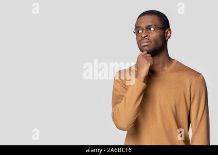 Nachdenklich verwirrt afrikanische amerikanische Mann beiseite zu kopieren Raum suchen Stockfoto