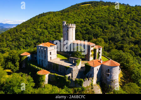 Blick auf die mittelalterliche Burg Branik (rihemberk) in Nova Gorica. Slowenien Stockfoto