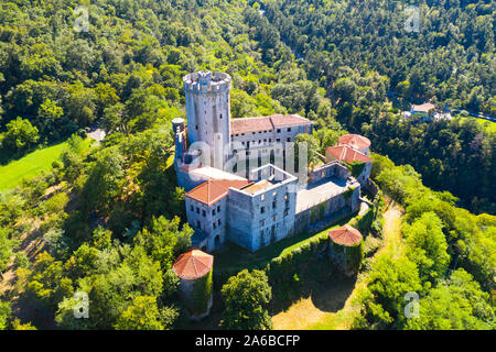 Blick auf die mittelalterliche Burg Branik (rihemberk) in Nova Gorica. Slowenien Stockfoto