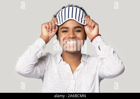 Kopf geschossen lächelnd Afrikanische amerikanische Frau tragen Schlafmaske Stockfoto