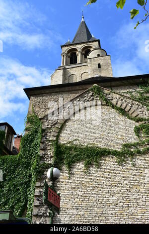 Kirche von Saint Germain des Pres Glockenturm mit Steinmauer, Efeu und U-Zeichen vom Boulevard Saint Germain. Paris, Frankreich. Stockfoto