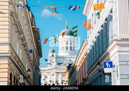 Kathedrale von Helsinki mit bunten Girlanden in Helsinki, Finnland Stockfoto