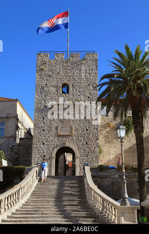 Kroatien, Korcula, Altstadt, große Land Gate, kroatische Flagge, Stockfoto