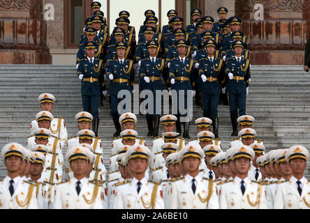 Peking, China. 25 Okt, 2019. Chinesische Soldaten bereiten militärische Ehrengarde Aufgaben für eine Begrüßungszeremonie in der Großen Halle des Volkes in Peking am Freitag, 25. Oktober 2019 auszuführen. Chinas Militärausgaben werden 7,5 Prozent ab 2018 steigen, da sie eng weltweit für Hinweise auf militärstrategischen Absichten des Landes beobachtet wird. Foto von Stephen Rasierer/UPI Quelle: UPI/Alamy leben Nachrichten Stockfoto