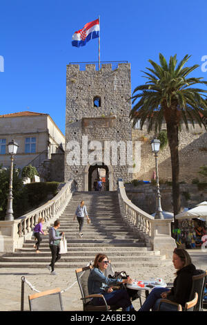 Kroatien, Korcula, Altstadt, große Land Gate, kroatische Flagge, Menschen, Stockfoto