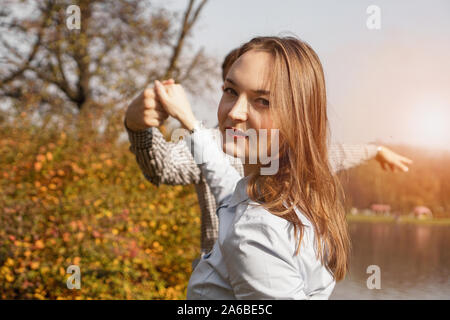 Romantisches Paar im Herbst park-sonnigen Tag - Liebe, Beziehung und dating Konzept Stockfoto