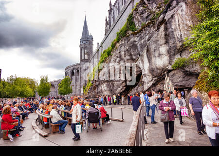 LOURDES - Juni 15, 2019: Blick auf die Höhle, die Kathedrale und den Gläubigen des Heiligtums von Lourdes, Frankreich Stockfoto