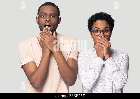 Kopf geschossen Afrikanische amerikanische Paar, Mund mit den Händen schockiert Stockfoto