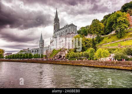 LOURDES - Juni 15, 2019: Blick auf die Höhle, die Kathedrale, das Schloss und die Pilger des Heiligtums von Lourdes, Frankreich Stockfoto