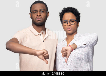 Kopf geschossen unglücklich Afrikanische amerikanische Paar, Daumen nach unten Stockfoto