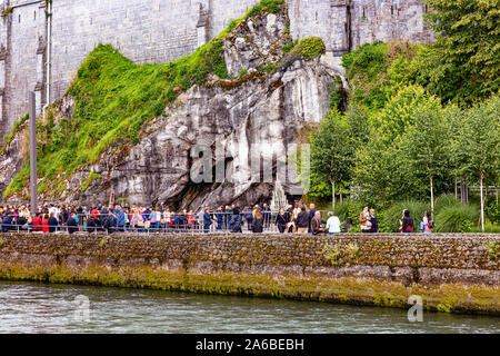 LOURDES - Juni 15, 2019: Blick auf die Höhle und die Pilger des Heiligtums von Lourdes, Frankreich Stockfoto