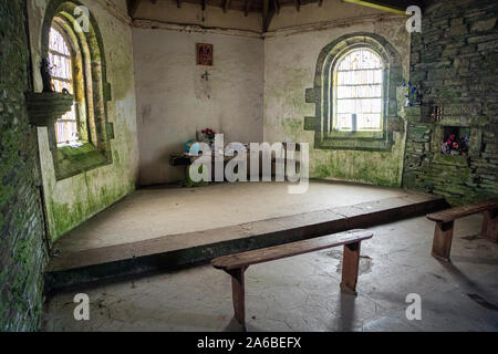 Die einfache Einrichtung von Chapelle du Mont-Saint-Michel-de-Brasparts, Montagne de Saint-Michel, Monts d'Arrée, Finistère, Bretagne, Frankreich Stockfoto