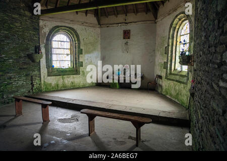 Die einfache Einrichtung von Chapelle du Mont-Saint-Michel-de-Brasparts, Montagne de Saint-Michel, Monts d'Arrée, Finistère, Bretagne, Frankreich Stockfoto